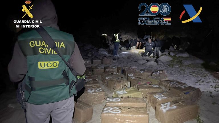 La investigación apunta a que el guardia civil detenido estaba a sueldo de los narcos de Muxía