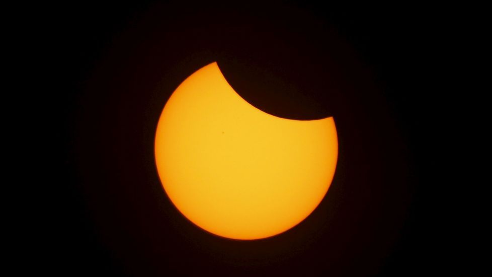 Imagen del eclipse desde una playa de Indonesia. 