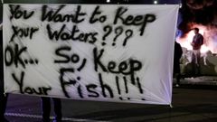 Marineros franceses protestan contra la descarga de pescado transportado en camiones ingleses en el puerto galo de Boulogne-sur-Mer