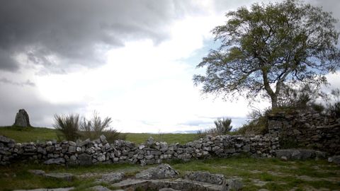 Imagen del Camino Primitivo a su paso por Hospital de Montouto, en A Fonsagrada, con el dolmen a la izquierda