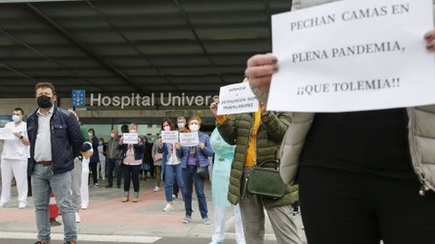 Protesta del personal del CHUO a las puertas del hospital
