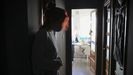 La joven, que prefiere no mostrar su rostro ni dar su nombre, en el piso del que será desahuciada
