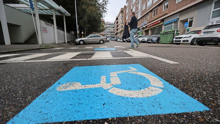 Las personas con discapacidad reclaman que se endurezcan las multas por aparcar en sus plazas
