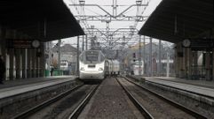 Un tren Alvia con destino a Madrid entra en la estacin de Monforte