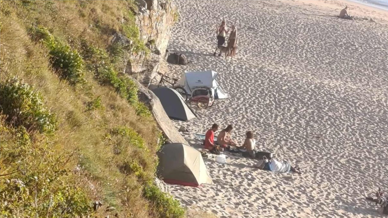 Vuelve el eterno campismo ilegal a la playa de <span lang="gl">Mar de Fóra</span>, Fisterra