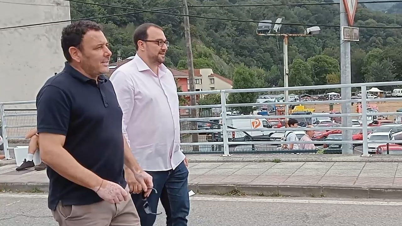 Barb�n, con el alcalde Laviana, Julio Garc�a, en el puente de La Chalana 