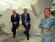 Prez Varela, Rivera y Paz recin instalada la escultura, en 1997.