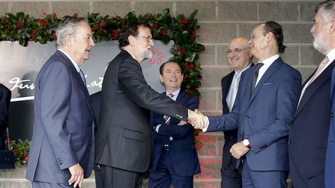 El presidente del Gobierno, Mariano Rajoy, acompaado por el presidente de La Voz de Galicia, Santiago Rey Fernndez-Latorre, saluda al director de La Voz de Galicia, Xos Lus Vilela 
