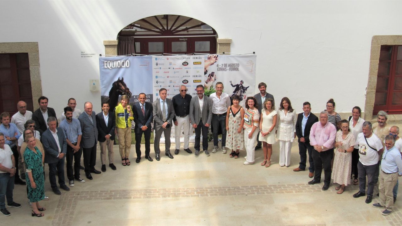 Blunt, primer lleno de las fiestas de Mara Pita.Presentacin de la exposicin A Memoria do Son, con rplicas de instrumentos del Prtico da Gloria de la Catedral de Santiago