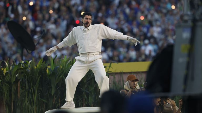 Bad Bunny, vestido de Zara, convierte el descanso de la Super Bowl en una oda de orgullo latino