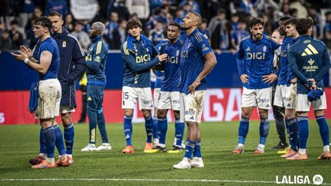 Los jugadores del Real Oviedo, tras el empate cosechado ante el Mallorca