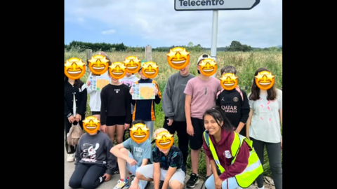 Fragmento del vídeo de Diana en el que se muestra con los niños de la granja escuela