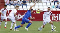 Sa�l Berj�n trata de llevarse un esf�rico ante Susaeta y Azamoum