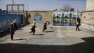 NIñas juegan en un colegio de Teherán