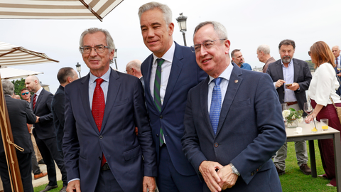 De izquierda a derecha: el decano del Colegio de Ingenieros de Caminos, Canales y Puertos de Galicia, Enrique Urcola; el�Director Sabadell Urquijo Banca Privada, Luis Bejerano; y el secretario del Colegio de Ingenieros de Caminos, Canales y Puertos de Galicia, Francisco Rosado, durante el c�ctel de los Encuentros en el Eo 2026