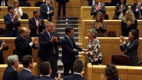 Casado saluda a la senadora Pilar Barreiro, que se incorporó al grupo del PP en la Cámara Alta tras el archivo de su causa como investigada en la Púnica