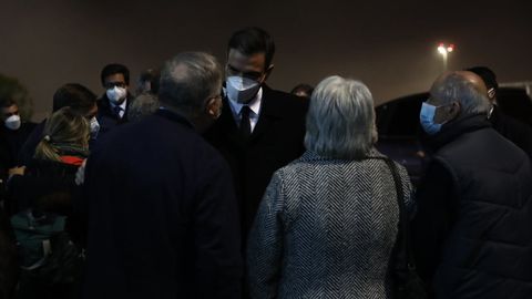 Pedro Sánchez recibe a los supervivientes del naufragio del Villa de Pitanxo