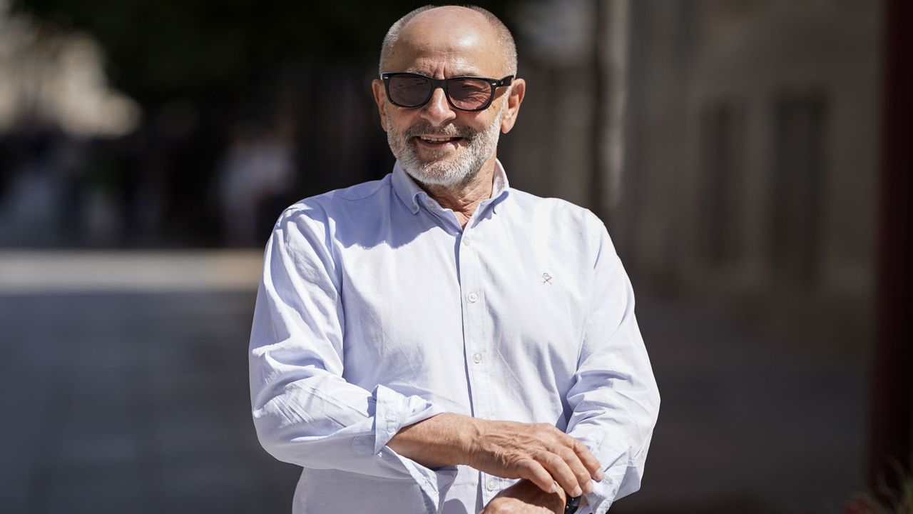 Francisco Rodrguez (Palms, 1954) ten dous fillos. Di que se  alcalde non ter salario municipal e seguir cobrando a sa pensin coma mestre xubilado que  desde hai so uns meses. Eses cartos podern destinarse a necesidades sociais, di Rodrguez, que promete defender aos vecios desde a oposicin se non logra ser rexedor. O libro que recomenda  Persoas decentes, de Leonardo Padura.
