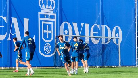 Pablo Agud�n, entrenando con el primer equipo del Real Oviedo
