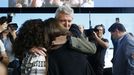 Alfonso Rueda abrazando a su mujer y a una de sus hijas tras ser proclamado presidente del PPdeG.