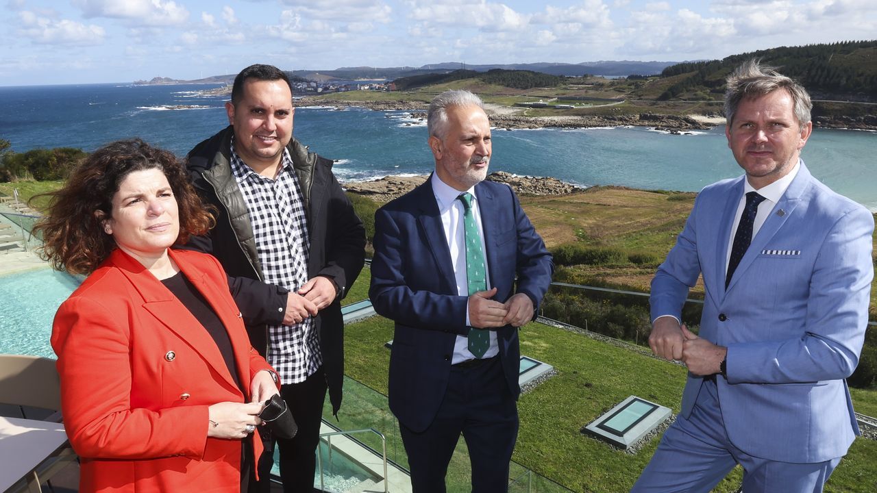 Abarrote en Moexmu y buen arranque de la Festa de San Simn.La directora de Turismo, Nava Castro, recibe en el Obradoiro a casi 100 peregrinos asturianos tras completar su peregrinacin a Santiago de Compostela