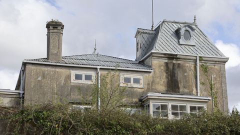 Exterior de la casa de San Romn, en Xuvia (Narn), en estado de abandono en el da de ayer
