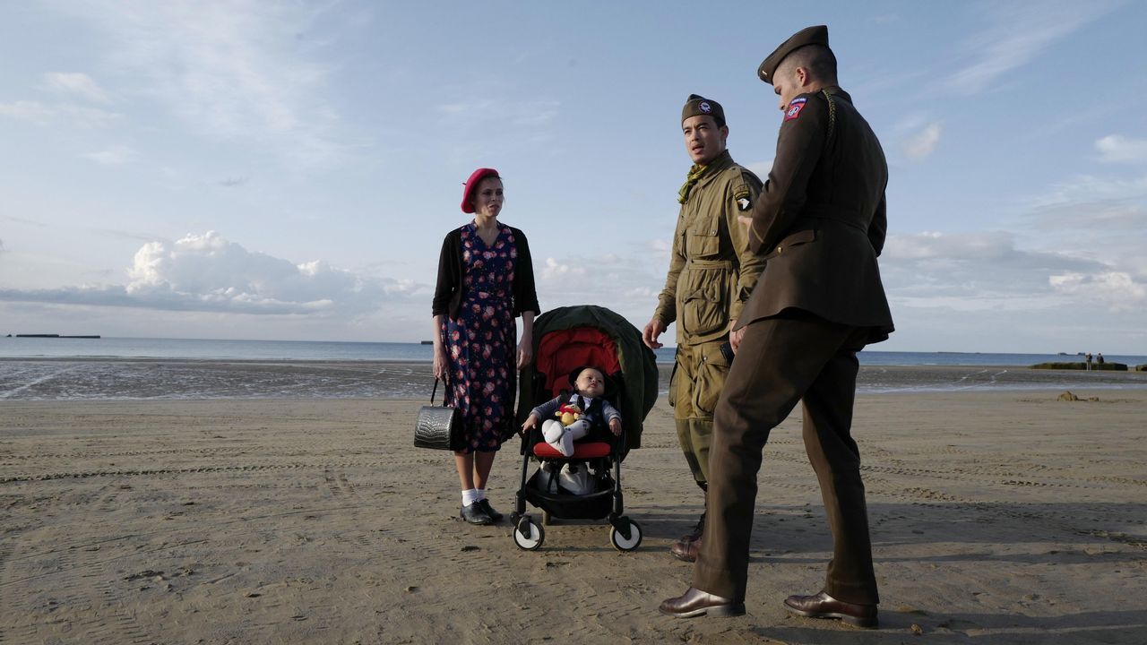 Varios franceses vestidos con uniformes guerra de la Segunda Guerra Mundial caminan por las ruinas de un bnker alemn cerca de Normanda, en Pointe Du Hoc France.