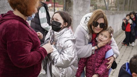 Las madres de las nuevas alumnas ucranianas del colegio de Ribadavia las esperaban a la salida de su primera jornada escolar
