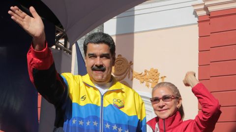Nicolás Maduro y la primera dama venezolana, Cilia Flores, saludan a sus simpatizantes durante un acto en Caracas