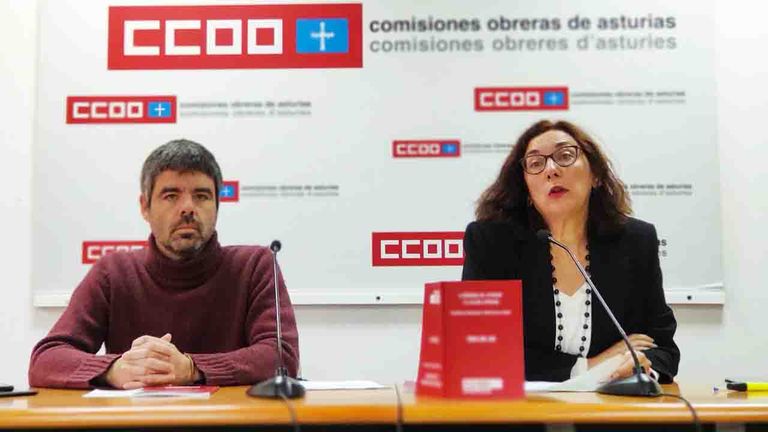 El secretariu xeneral del sindicatu d'enseñanza de CCOO d'Asturies, Borja Llorente Álvarez, y la secretaria de Llingua Asturiana y gallego-asturianu, Marta Mori