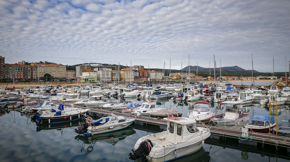 Buscando el mejor selfi con puesta de sol en Vigo.Barcos de recreo amarrados en el puerto deportivo de Ribeira