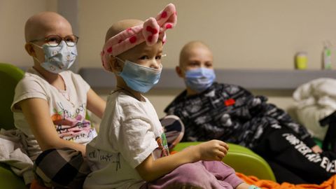 Estos tres niños recibían su tratamiento contra el cáncer antes de que estallase la guerra. Sus tratamientos siguen en marcha en los pasillos del sótano del hospital infantil de Okhmadet.