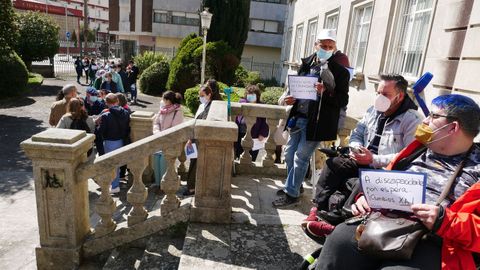 Con una larga fila de personas se protestó este martes en Pontevedra contra los retrasos en las valoraciones de la discapacidad