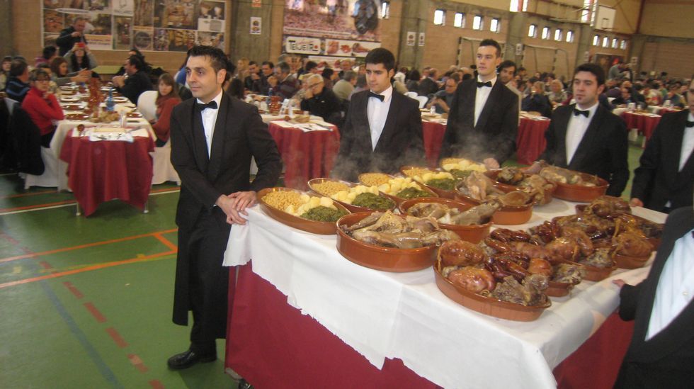 Los trabajadores de la cocina prepararon el cocido para que estuviera perfecto