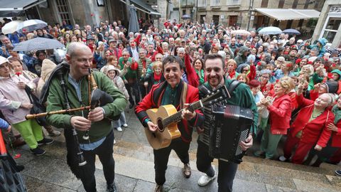Canto colectivo de Grndola Vila Morena en las escaleras del Teatro Principal para celebrar los cincuenta aos de la Revolucin de los Claveles