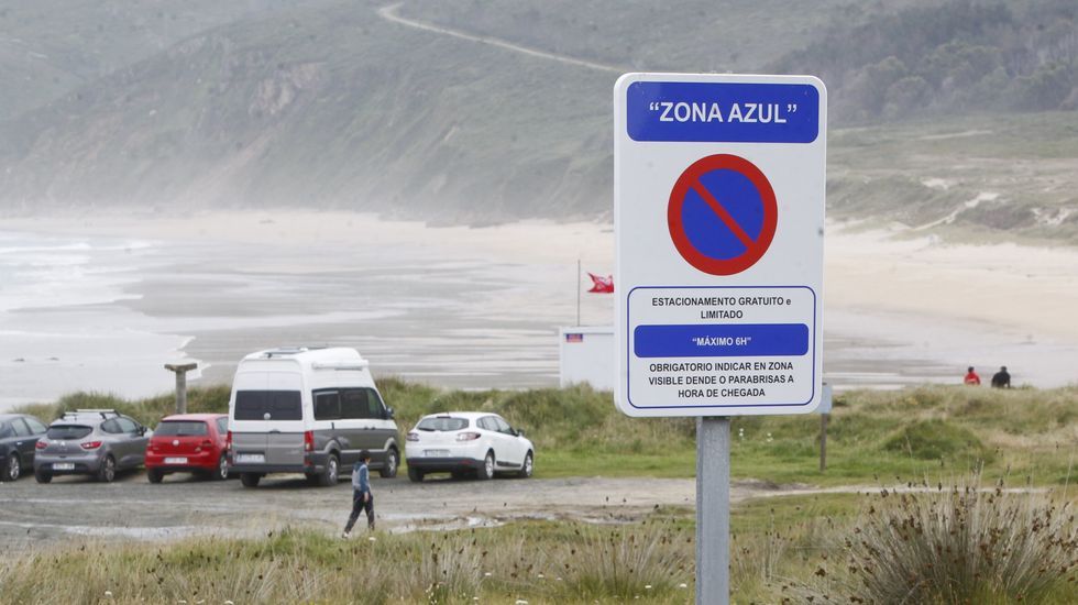 Playas fluviales.Señal advirtiendo de la limitación de aparcamiento en la playa de Ponzos el verano pasado.