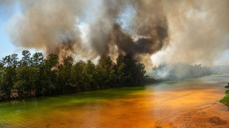El incendio forestal declarado en Huelva afecta ya a más de 