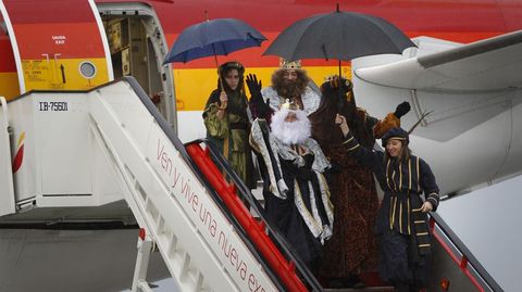 Los Reyes llegaron al aeropuerto corus de Alvedro en avin