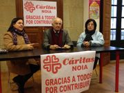 Jos� Luis Rodr�guez junto a dos de las personas que colaboran activamente con C�ritas.