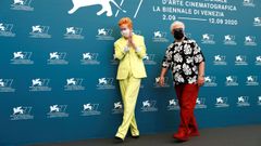 Tilda Swinton y Pedro Almodóvar, posando este jueves en el festival de cine de Venecia