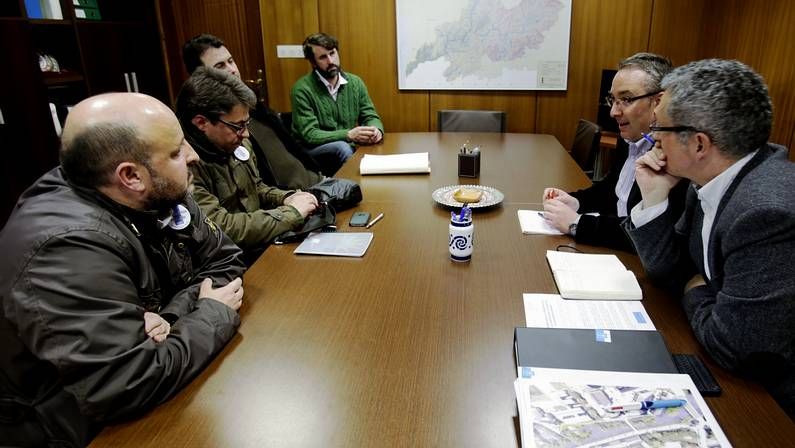 El campamento qued� desmontado al mediod�a pero siguen recogiendo firmas