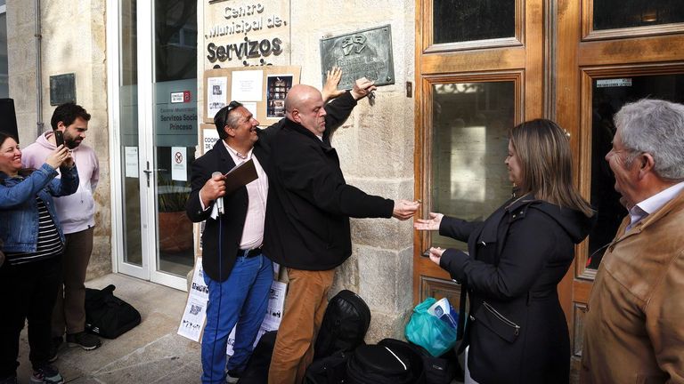 Retirada de la placa de la Favec en un acto reivindicativo