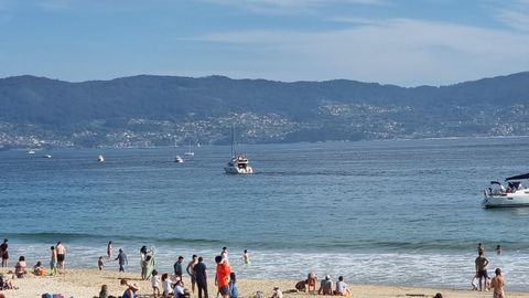 La playa de Silgar y los barcos que alertaron a Quique Vila de que algo le haba sucedido a Juan Tbara, minutos despus del accidente