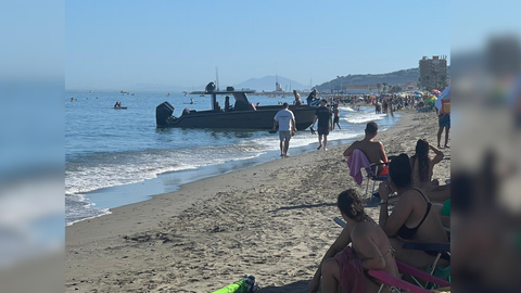 La planeadora descargó varios fardos en una playa de Málaga repleta de bañistas
