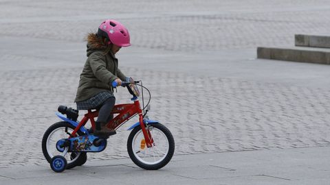 Los expertos recomiendan que todo nio en bicicleta lleve puestos elementos de proteccin.