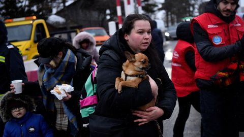 Una mujer con su mascota trata de huir de Kiev 