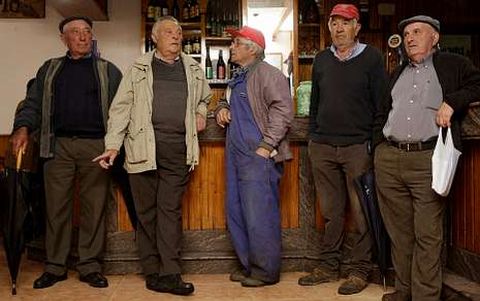 Las fuerzas vivas del pueblo en Casa Lelo, Abeleda. De izquierda a derecha, Pepe, Luis, Ernesto, Nabor y Manuel, de 67 para arriba. 