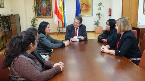 El alcalde de Vigo, Abel Caballero, recibi ayer a las familias de las vctimas del Villa de Pitanxo