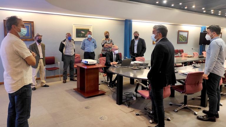 Reunión del consejero de Medio Rural y Cohesión Territorial, Alejandro Calvo, con representantes municipales del valle del Navia