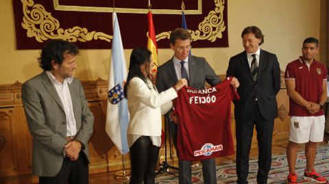 El presidente de la Xunta, Alberto Nuez Feijoo, recibiendo una camiseta del club con su apellido grabado en ella. Se la entrega Lupe Murillo, presidenta de la entidad.
